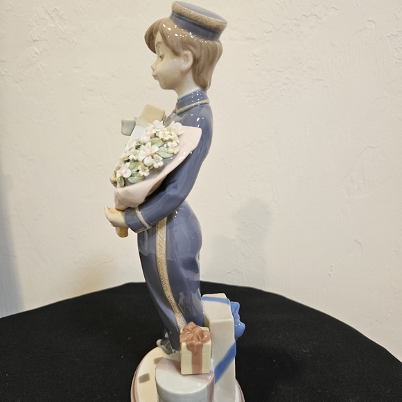 Lladro Porcelain Figurine "Bellhop Special Delivery" - Picture 3 of 9